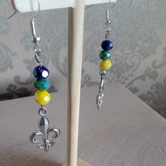 Fler de Lis Earrings - Picture 3 of 3